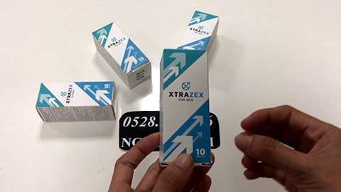 Шипучие таблетки Xtrazex в руках покупателя